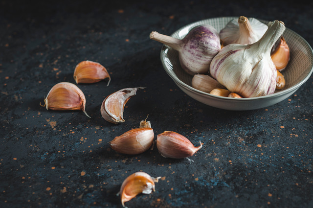 eating garlic as part of a healthy immune system booster guide