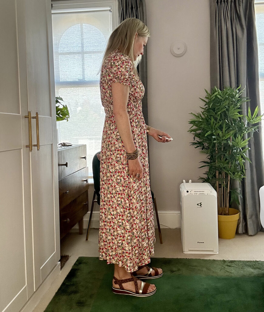 Style & Decor blogger Sarah using the Daikin air purifier