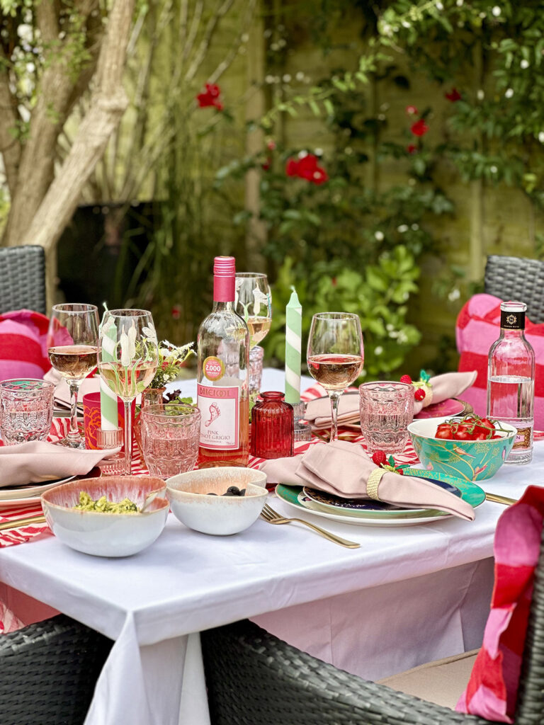 Heart-shaped bowl in al fresco dining scheme for Style & Deco